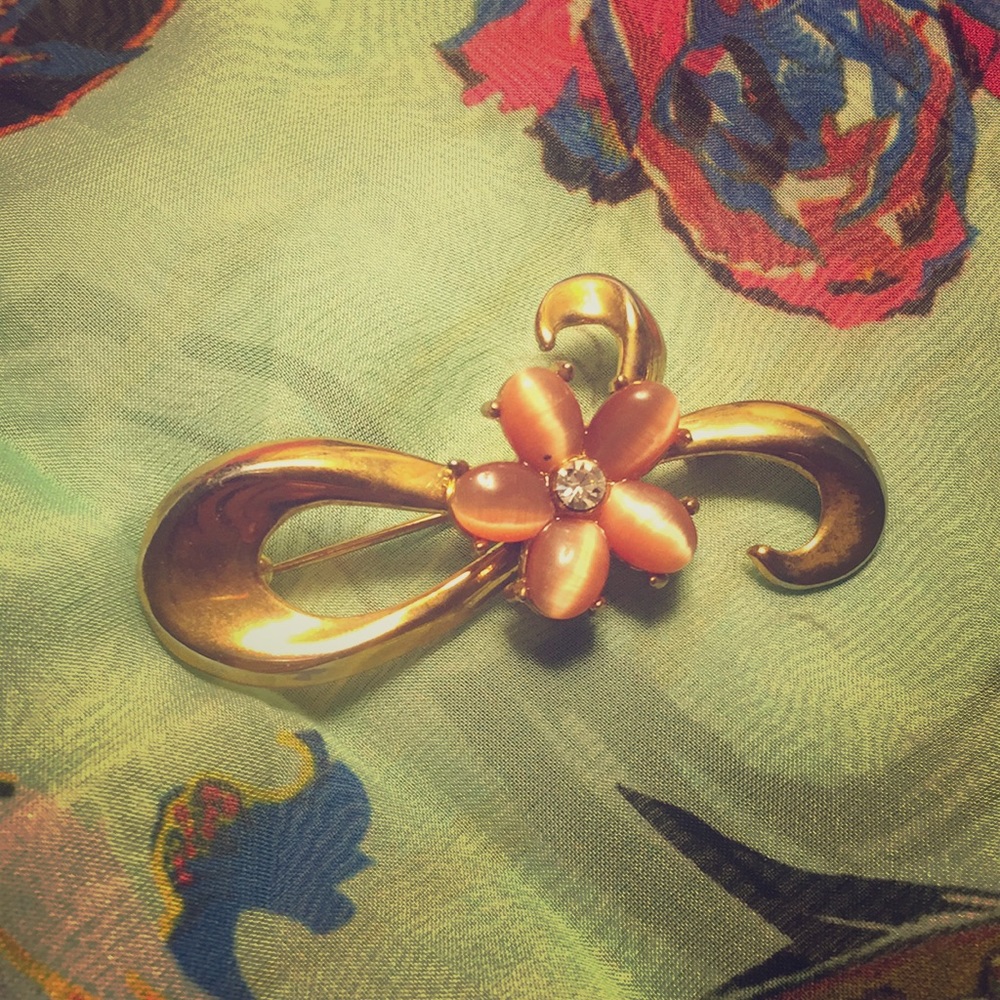 Golden flower brooch/pin